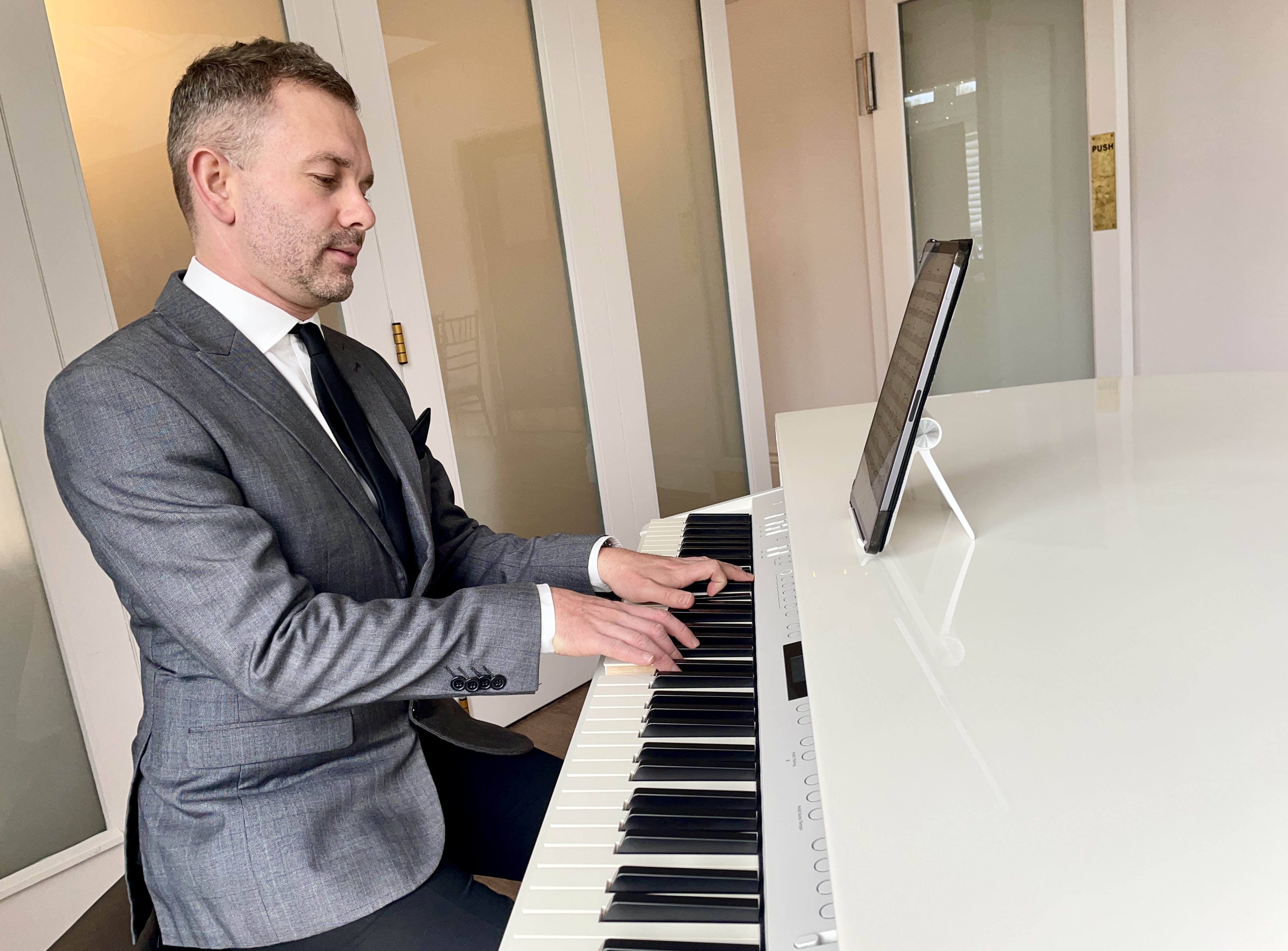Broadoaks Country House wedding pianist Craig Smith playing in the Music Room during a drinks reception