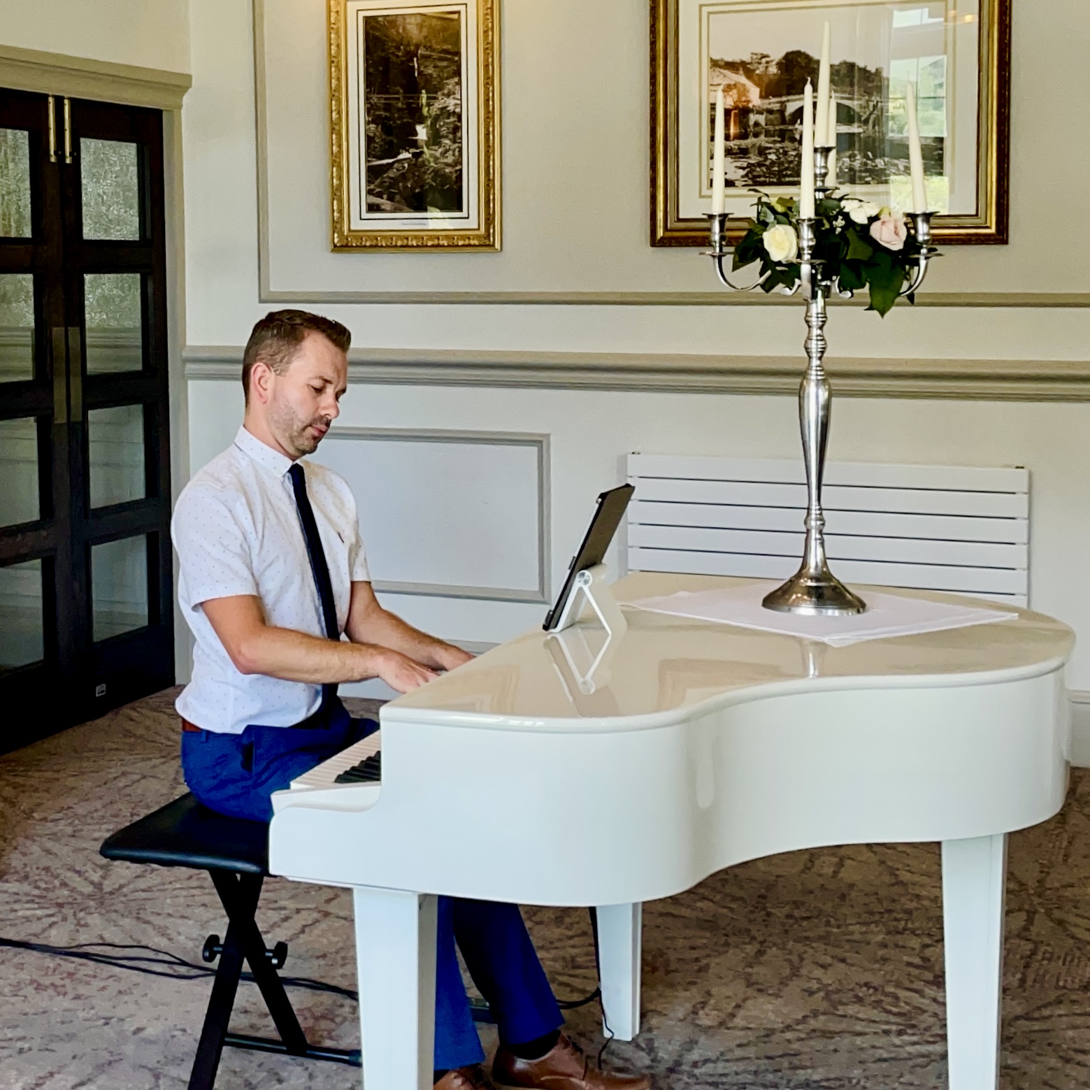 Inn on the Lake wedding piano by Craig Smith, performing on his white baby grand piano during a wedding breakfast
