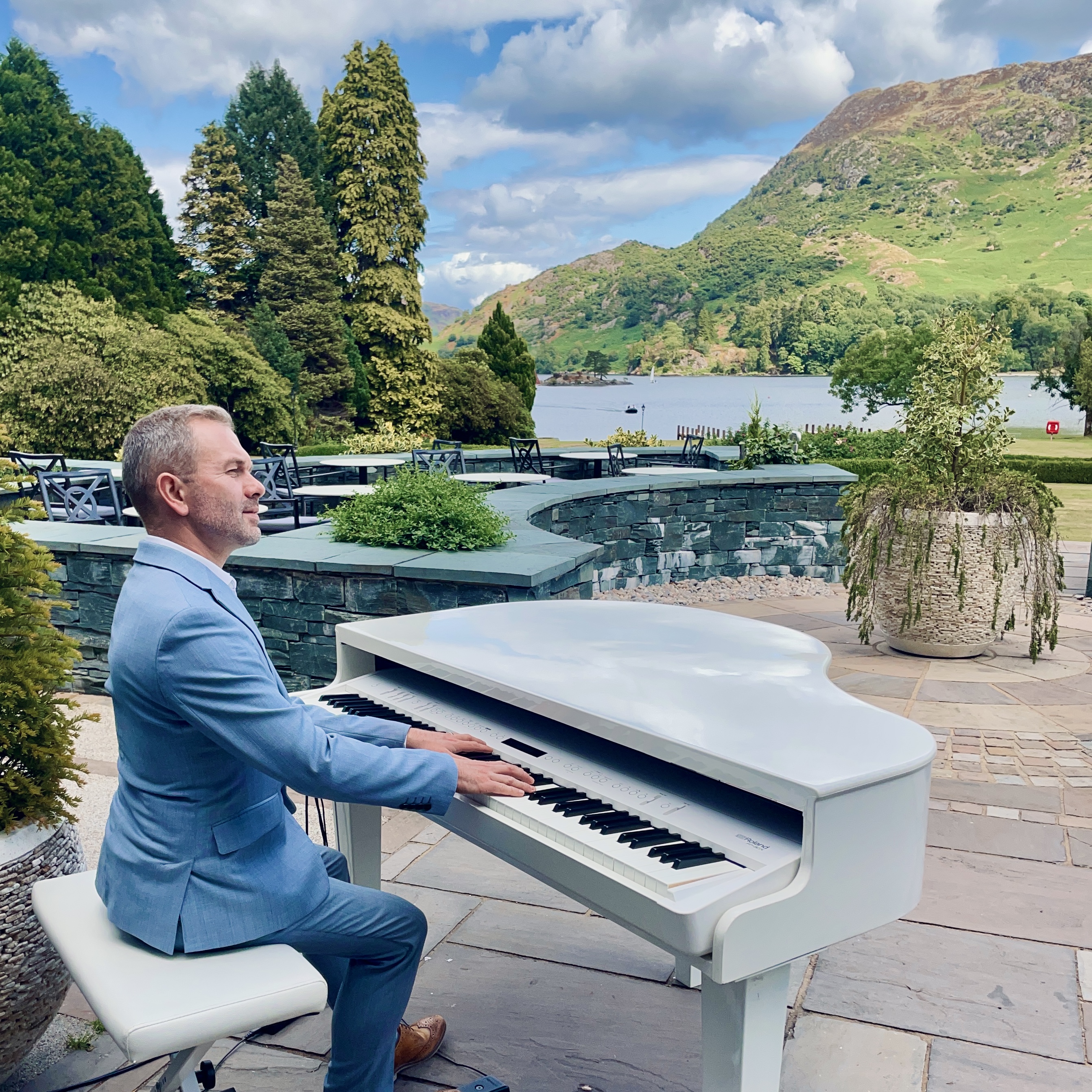 In on the Lake wedding pianist Craig Smith, performing on his white baby grand for a terrace drinks reception