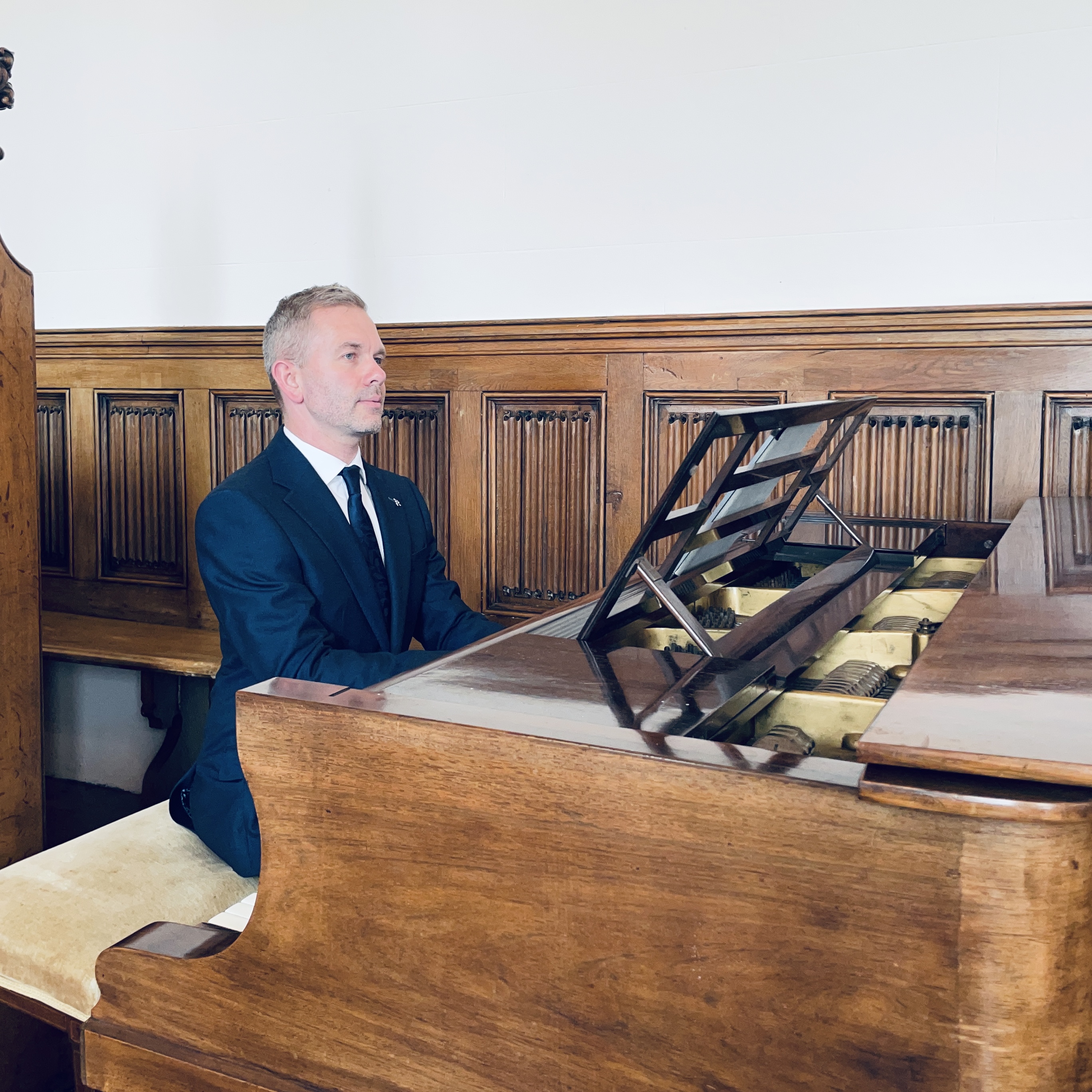 Wedding pianist Craig Smith plays piano for a wedding ceremony at Rose Castle